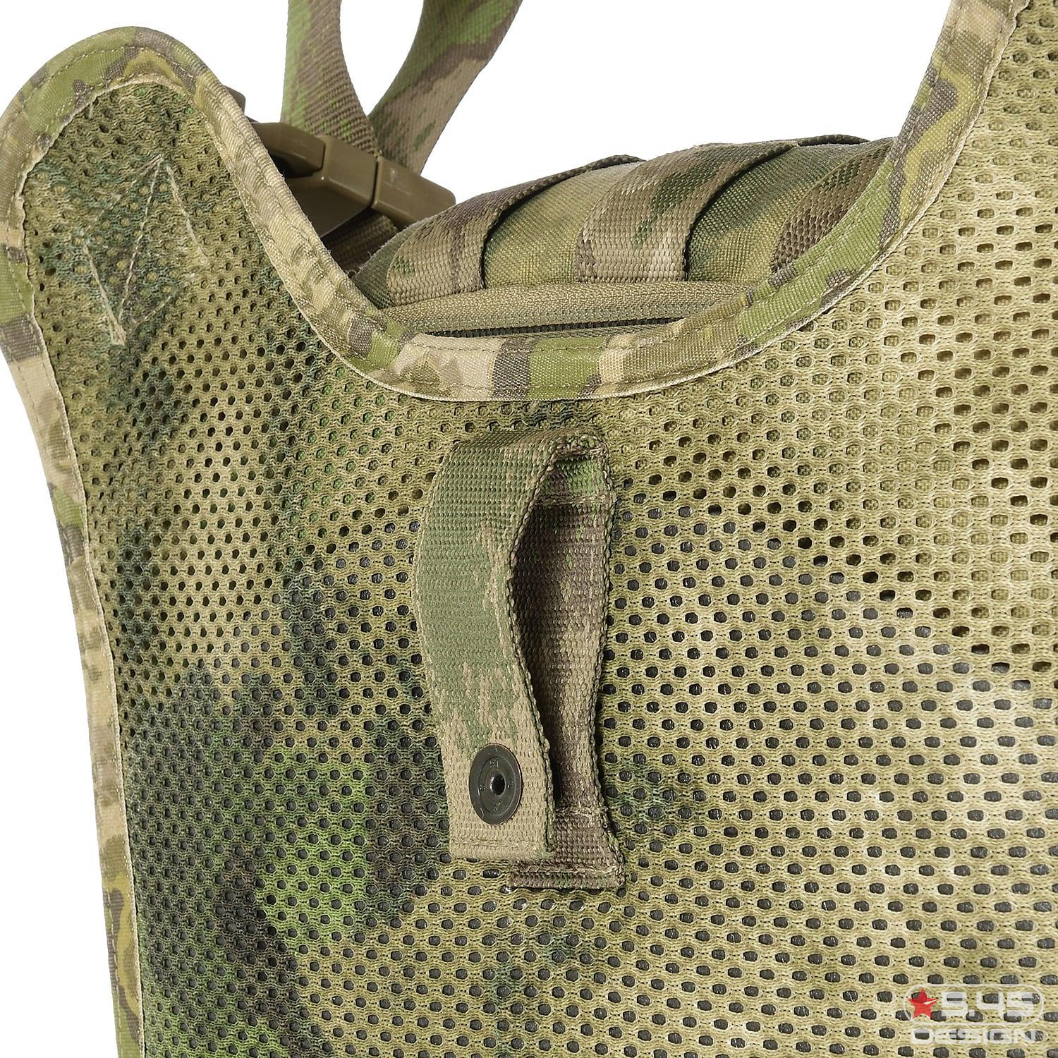 С внутренней стороны сумки установлена Air Mesh ткань, которая обеспечивает вентиляцию и одновременно исключает натирание содержимым сумки